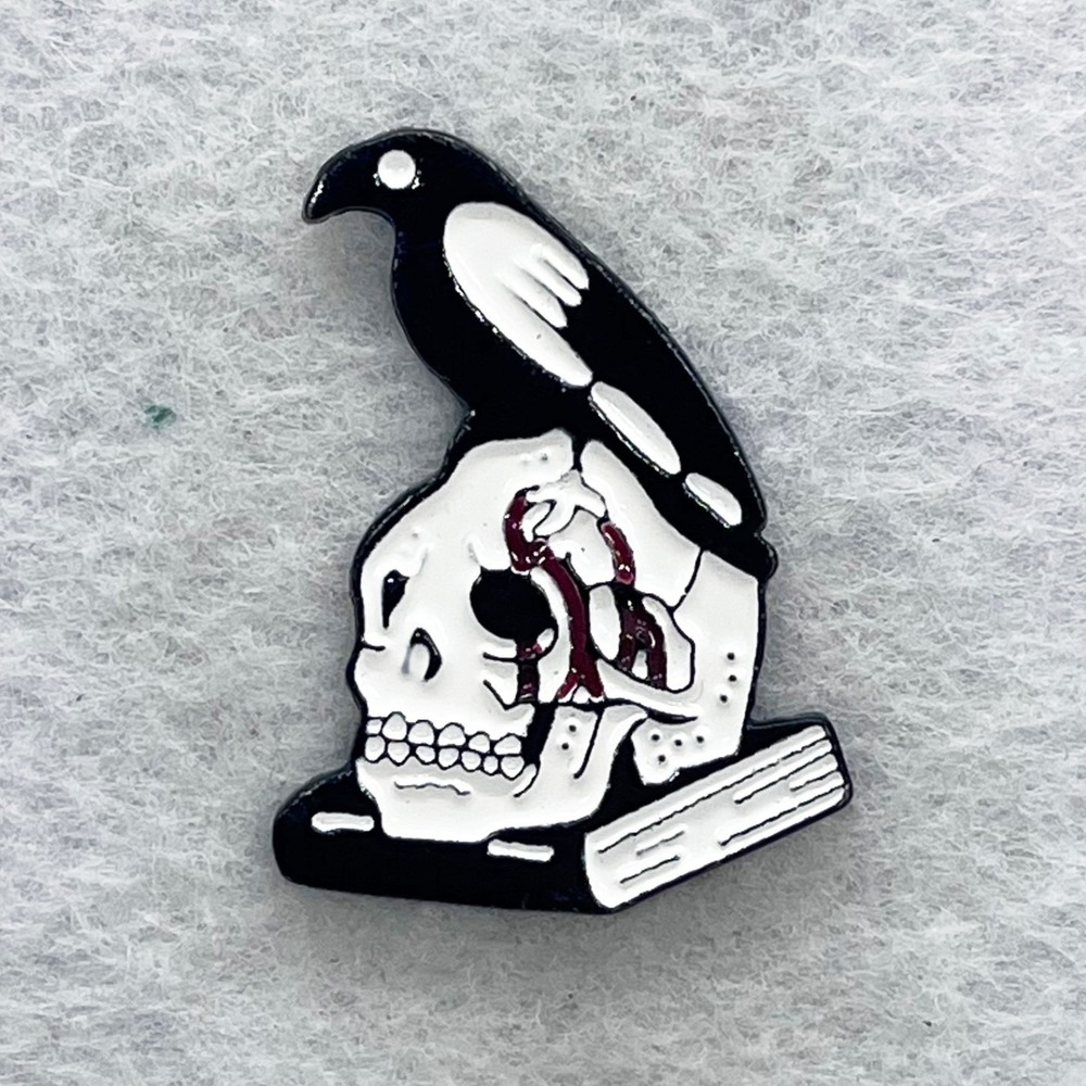 🔮 5/$25‎ Raven And Skull On Book Pin